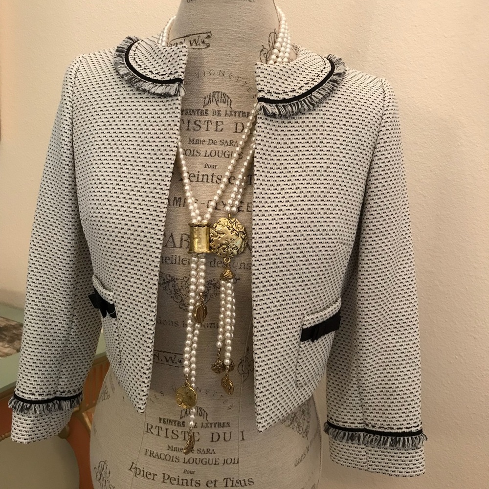 Tahari blazer with front pockets.